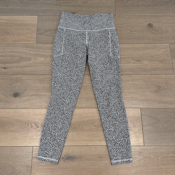 ATHLETA White Black Salutation Stash II‎ Pocket Textured 7/8 Tight Leggings ST - Picture 2 of 14